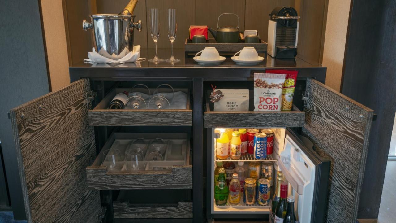 东方酒店 神户 外观 照片 A mini-bar in a hotel room