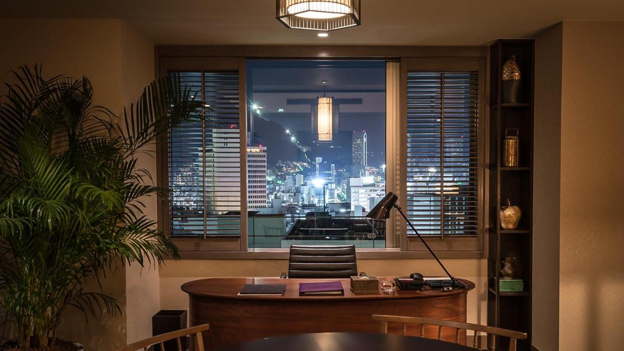 东方酒店 神户 外观 照片 A view of the Hong Kong skyline from the office of a private banker at the Mandarin Oriental, Hong Kong