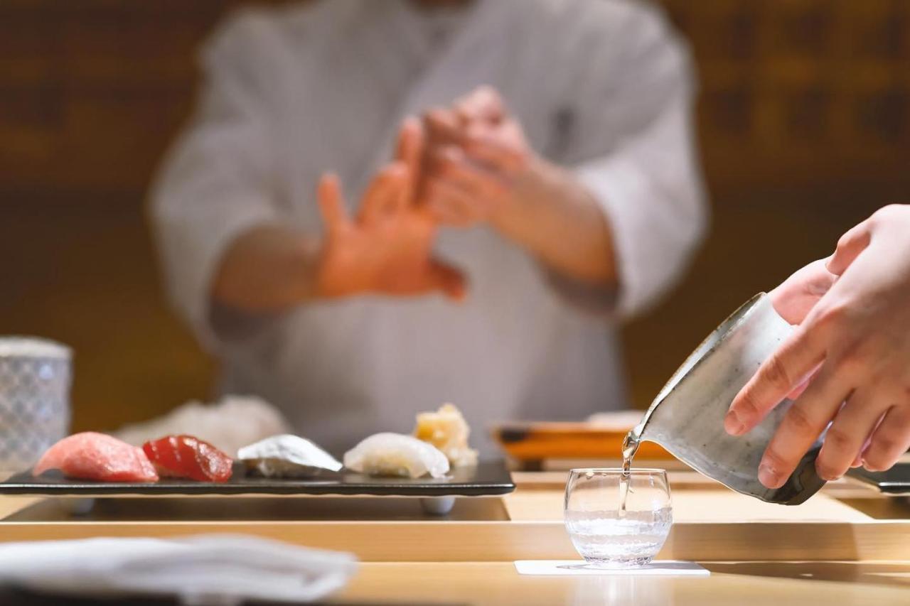 东方酒店 神户 外观 照片 A sushi chef preparing sushi