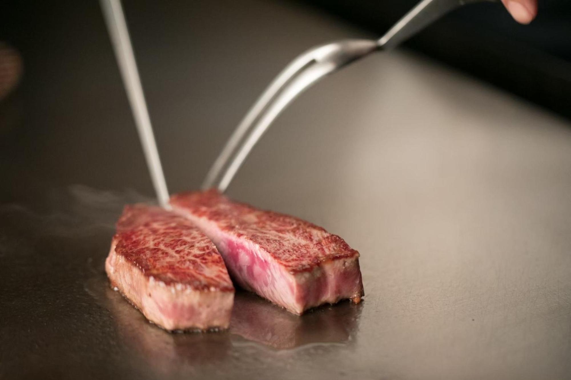 东方酒店 神户 外观 照片 A steak being cut with a knife and fork